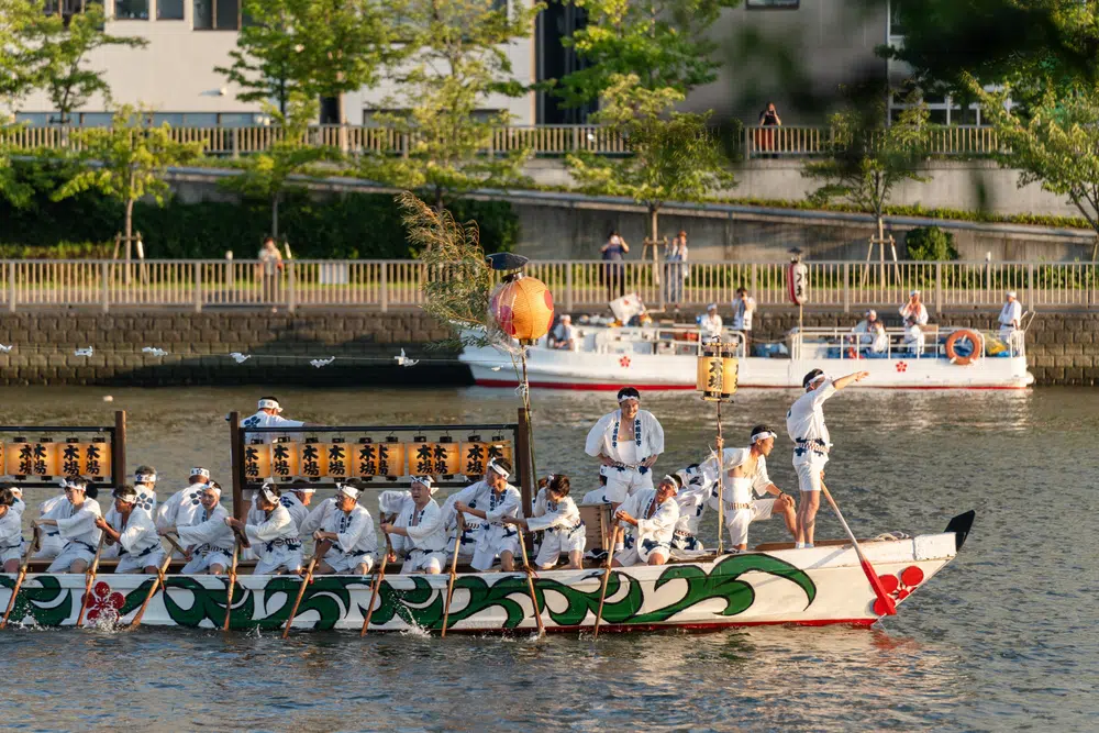 Alt text: Tenjin Matsuri, Floating Festival in Osaka