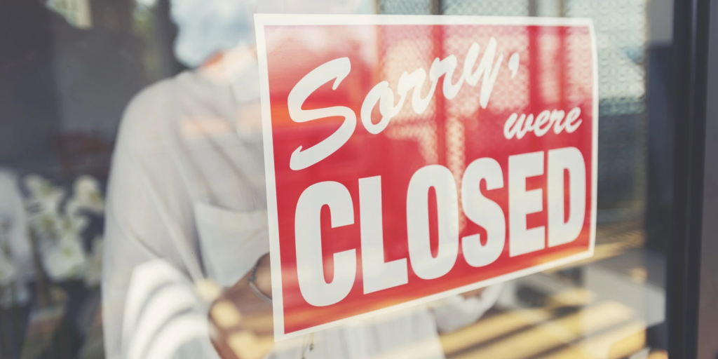 Closed shop sign, showing the convenience of a central 名古屋 ホテル staycation.