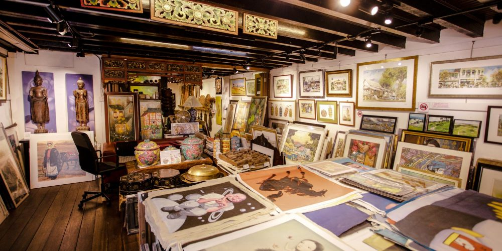 Art House Gallery Museum of Ethnic Arts in Kuala Lumpur displaying traditional Malaysian paintings, sculptures, and crafts — a must-visit near your 쿠알라룸푸르 호텔.