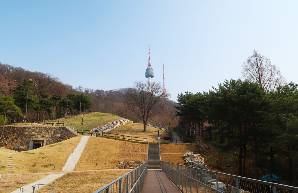 Walking trail leading up Namsan Mountain to N Seoul Tower near 明洞 ホテル in Seoul, South Korea.