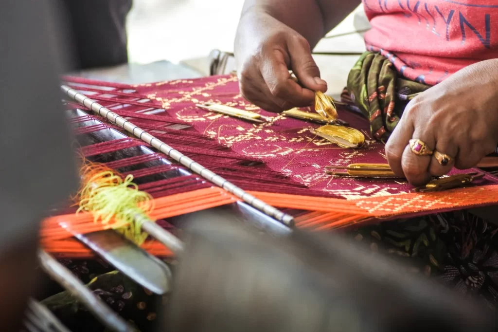 Shopping Batik and Songket Fabrics Near 馬來西亞 酒店 (Malaysia hotel)