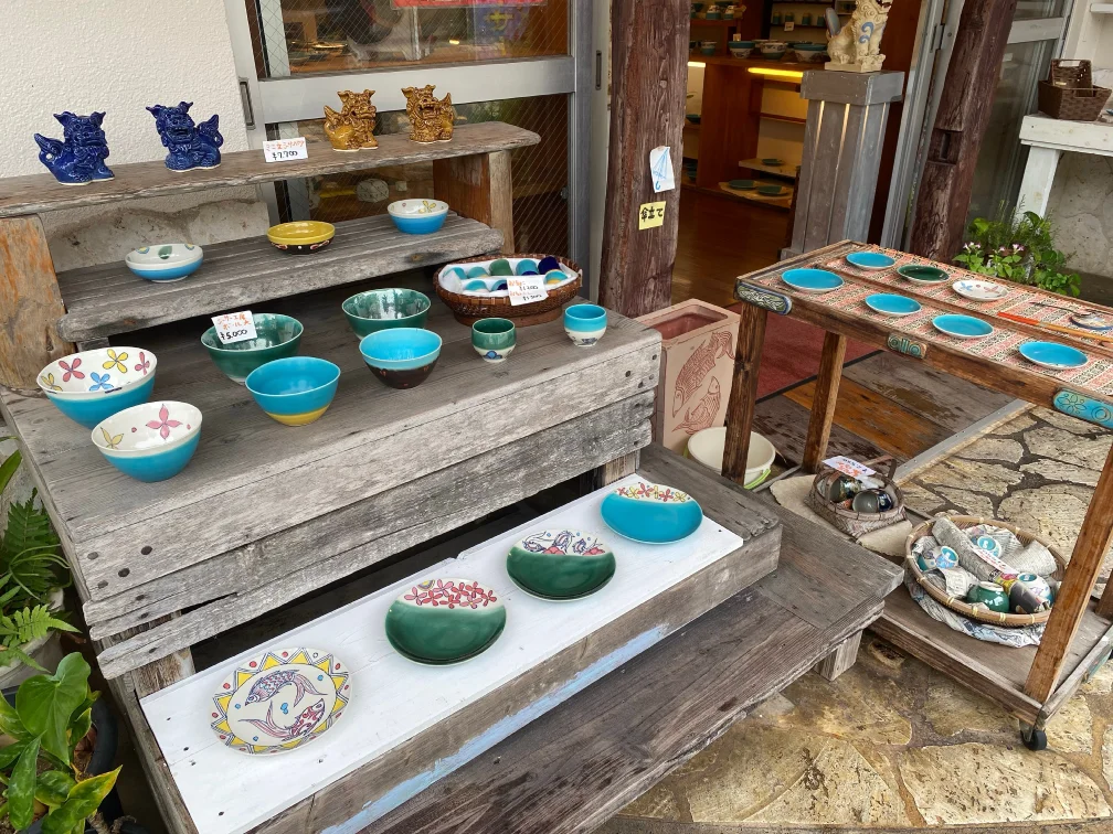Buying Local Ceramics Near Hotel di Osaka